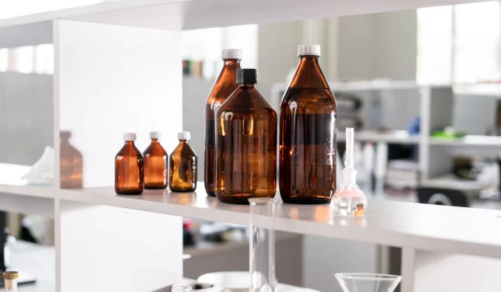 棕色玻璃瓶摆放在实验室架子上