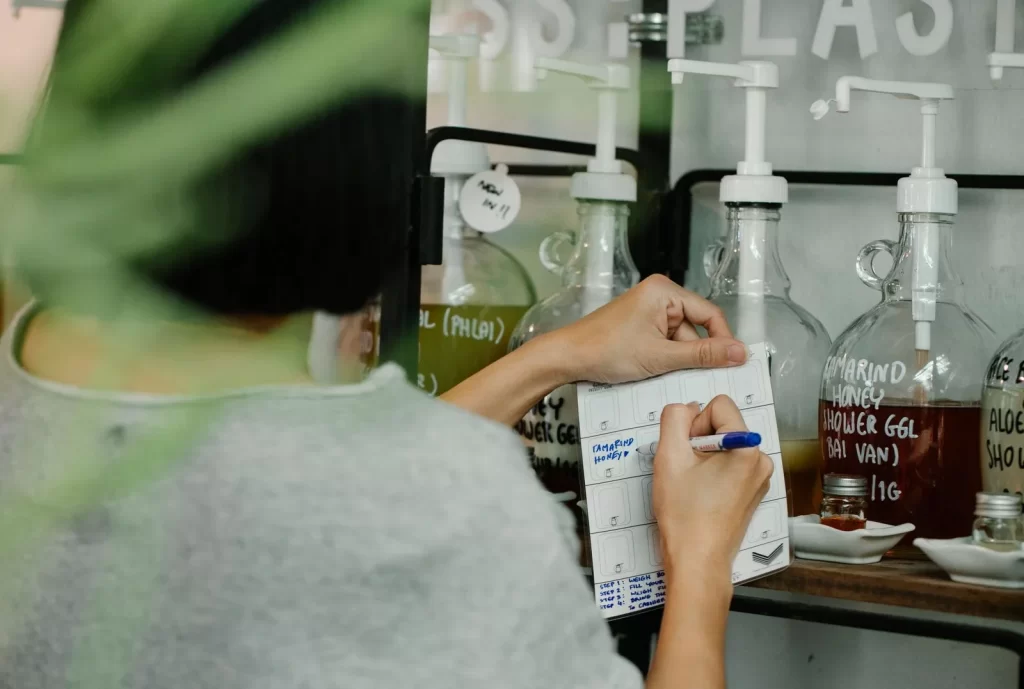 手部在环保补充店用笔记录特写