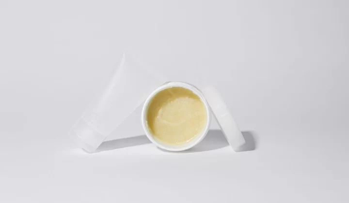 白色塑料容器搭配黄色面霜产品,影棚拍摄