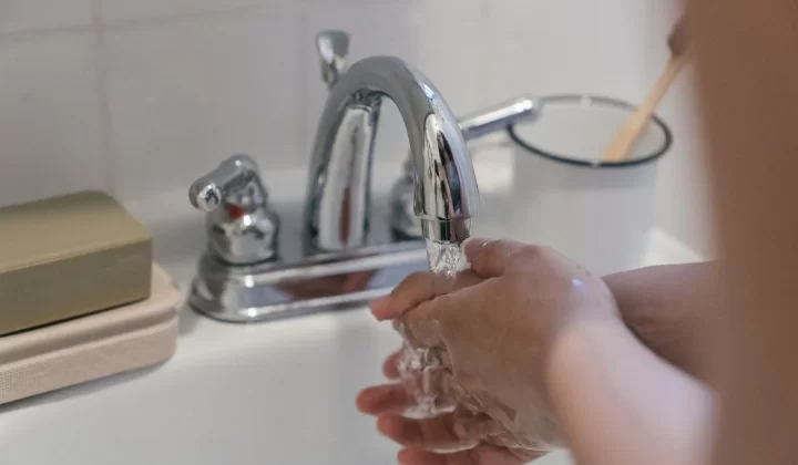 双手在水龙头下清洗特写