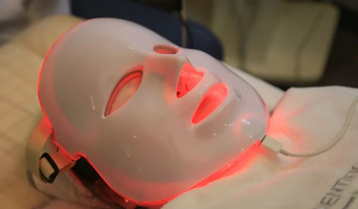LED光疗面罩特写,现代护肤仪器