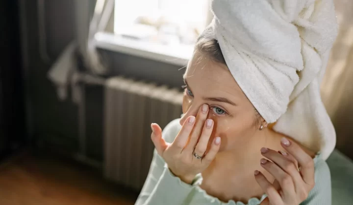 成年女性在家涂抹眼膜护肤