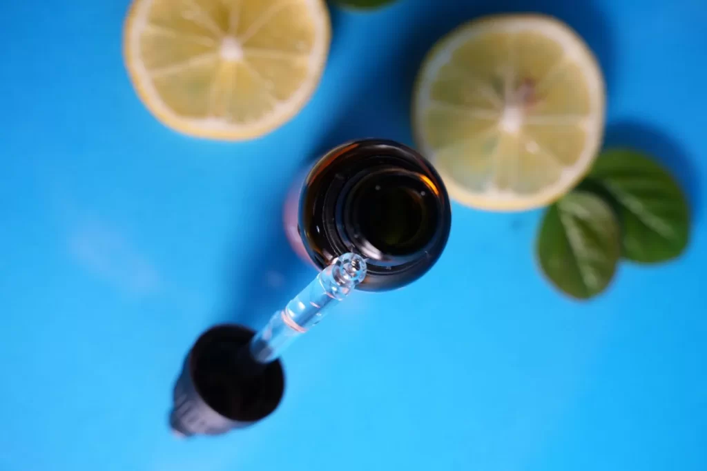 滴管瓶搭配柠檬切片,蓝色背景俯拍