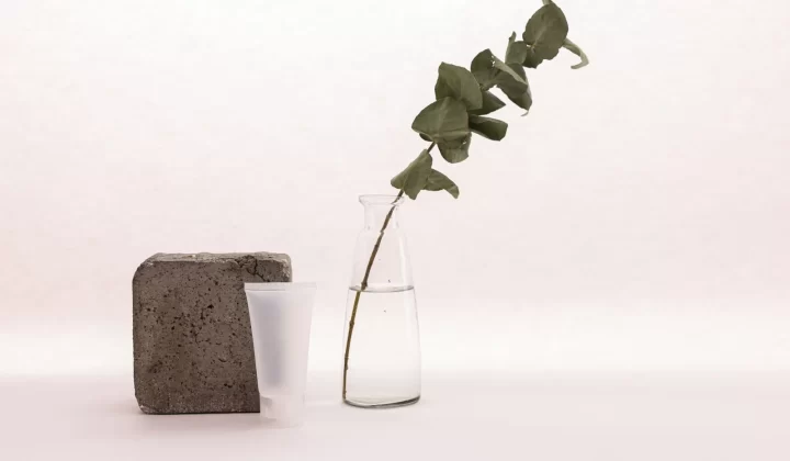 极简护肤软管搭配绿植和混凝土块