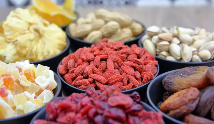 多种果干和坚果盛放在碗中特写