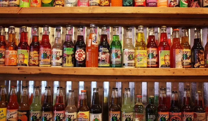 多种口味碳酸饮料玻璃瓶摆放在木架上