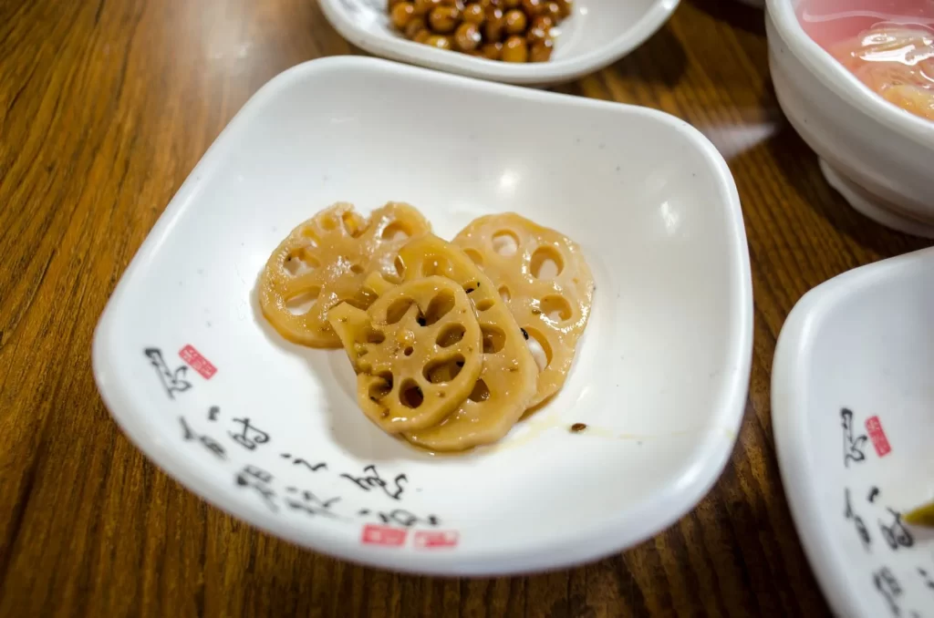 切片莲藕放在木质餐桌上特写