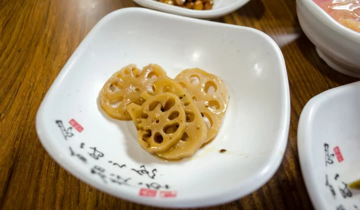 切片莲藕放在木质餐桌上特写
