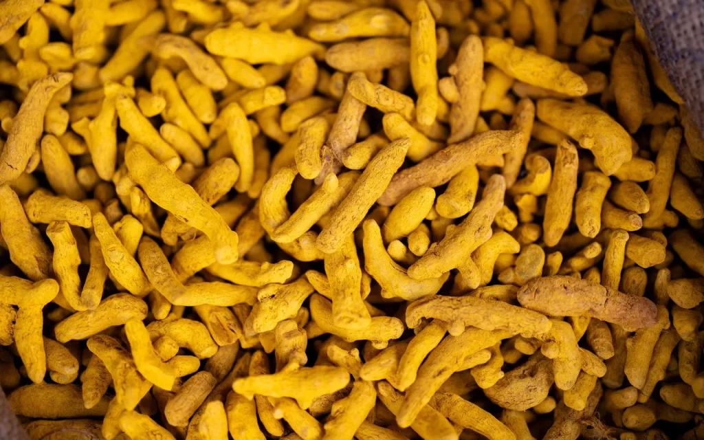市场中新鲜姜黄根特写,鲜艳黄色