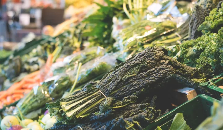 市场摊位上新鲜有机蔬菜陈列