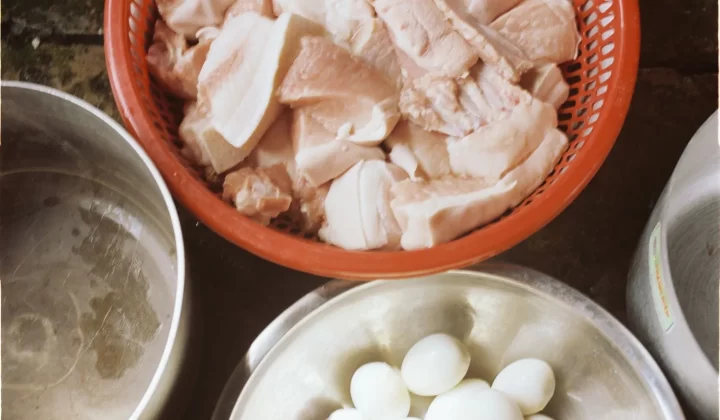 生肉和水煮蛋放在碗中俯拍,准备烹饪