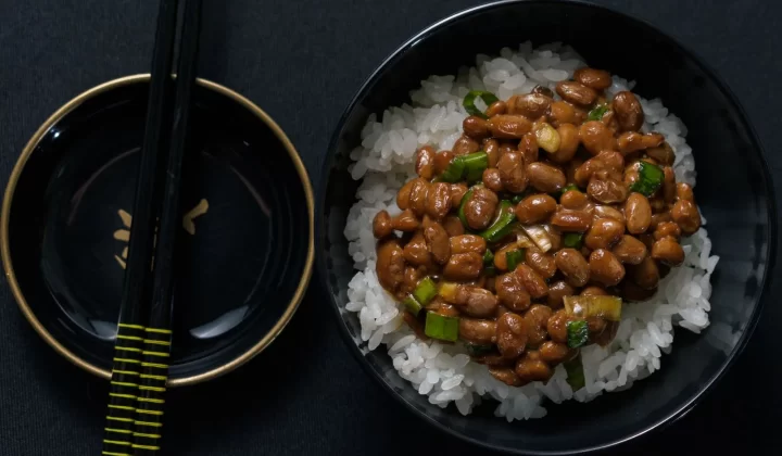 黑色碗中的纳豆黄豆搭配白米饭和筷子