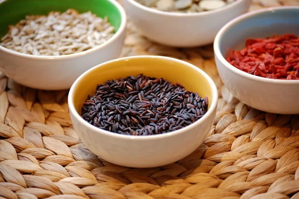 黑米和各种籽类放在陶瓷碗中特写,健康饮食主题