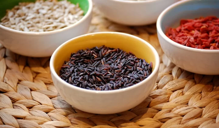 黑米和各种籽类放在陶瓷碗中特写,健康饮食主题