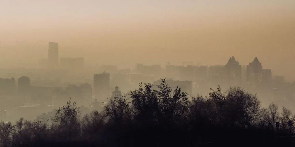 城市天际线笼罩在雾霾中的氛围景观