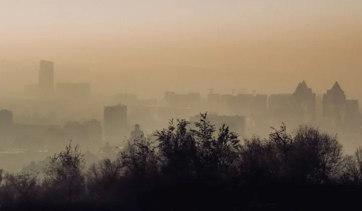 城市天际线笼罩在雾霾中的氛围景观