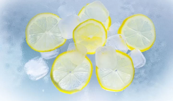 新鲜柠檬片和冰块放在清凉表面特写