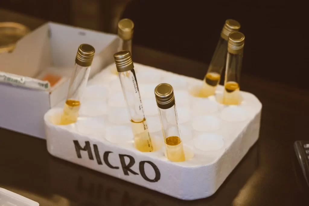 实验室试管放在泡沫托盘中,标记MICRO特写
