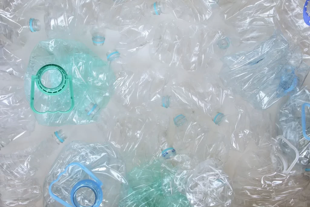 压碎的塑料瓶俯拍,准备回收利用