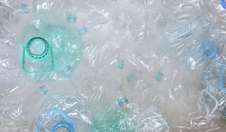 压碎的塑料瓶俯拍,准备回收利用