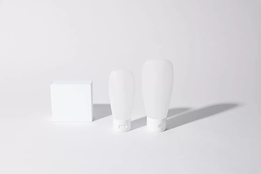 极简白色化妆品容器搭配阴影,适合产品展示