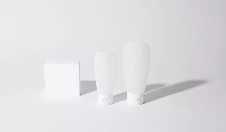 极简白色化妆品容器搭配阴影,适合产品展示