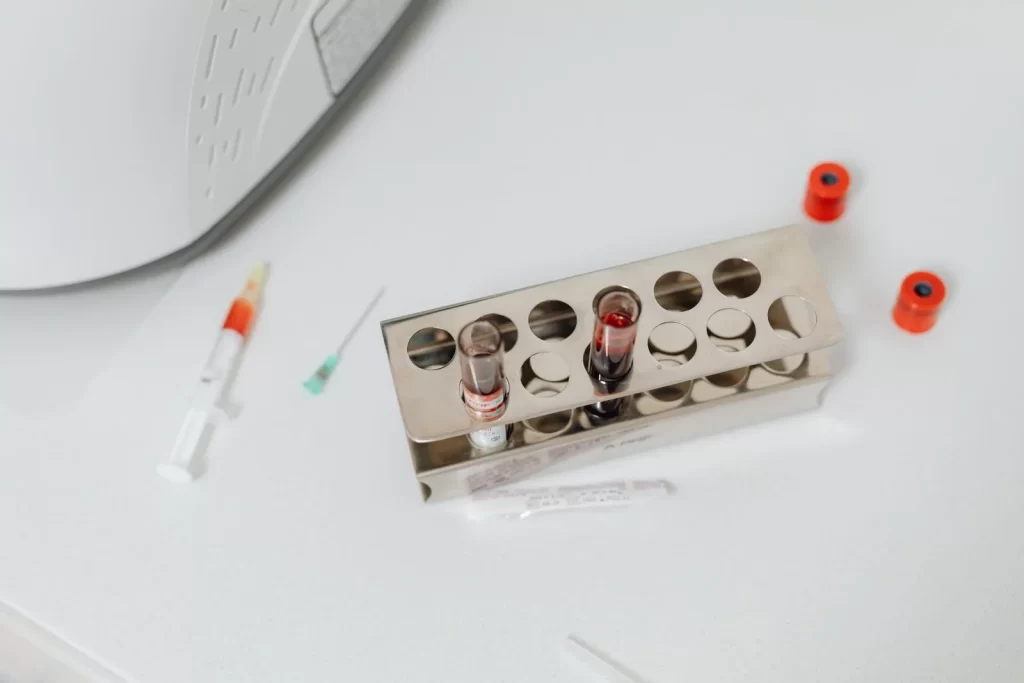实验室试管和注射器高角度俯拍,白色表面