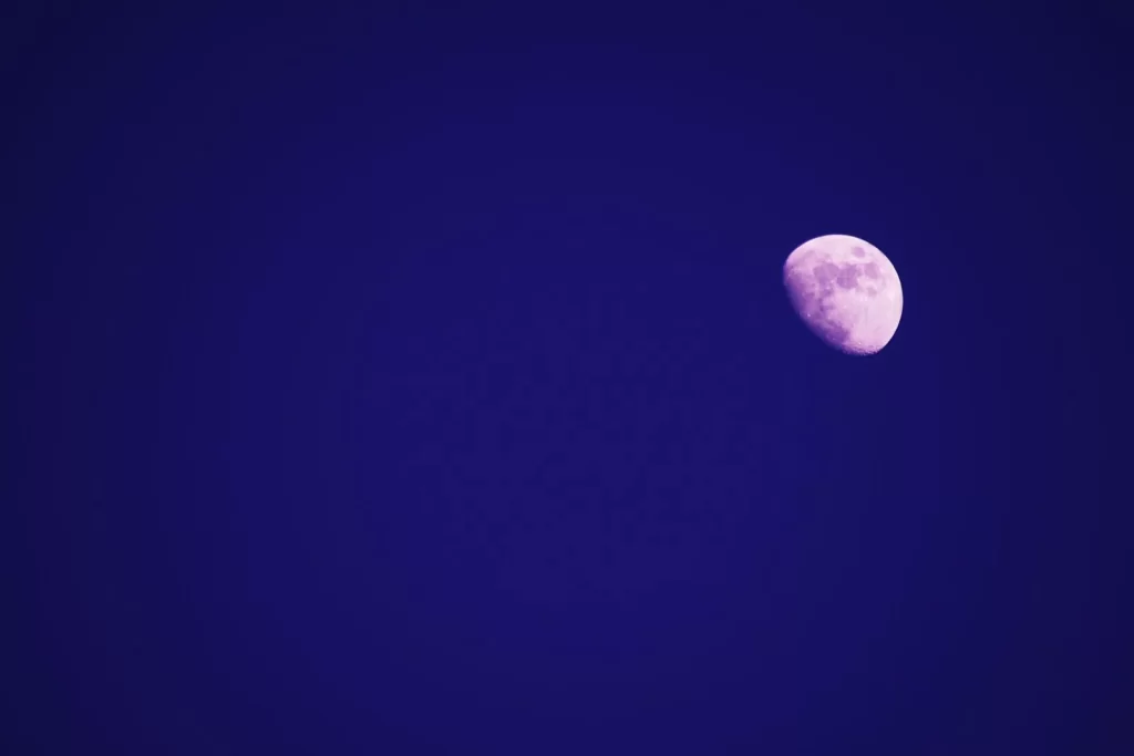 月亮在深蓝色夜空中明亮闪耀
