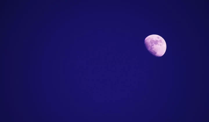 月亮在深蓝色夜空中明亮闪耀