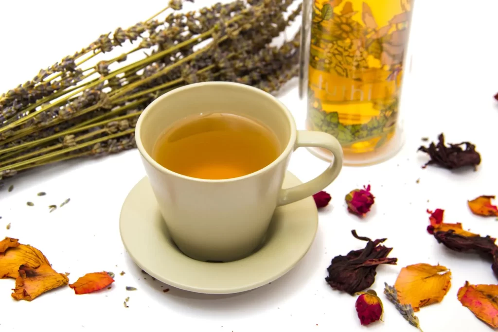 舒缓草本茶搭配彩色干花和薰衣草花束,白色背景