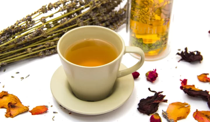 舒缓草本茶搭配彩色干花和薰衣草花束,白色背景