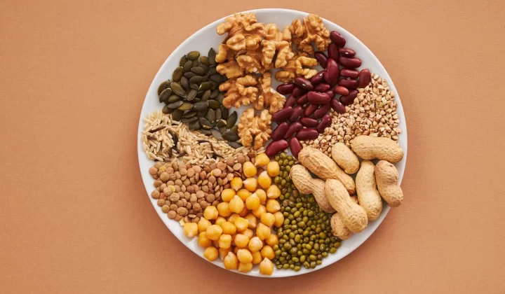 坚果豆类和籽类放在盘子上俯拍,健康饮食主题
