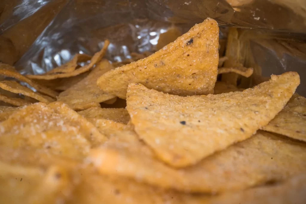 咸味玉米片放在打开的包装袋中特写,展现质感