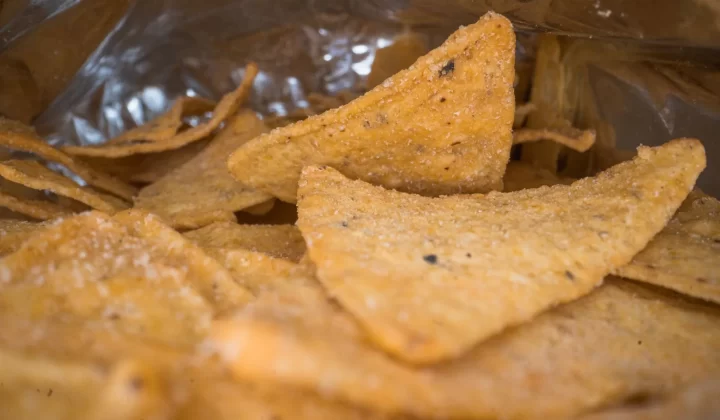 咸味玉米片放在打开的包装袋中特写,展现质感