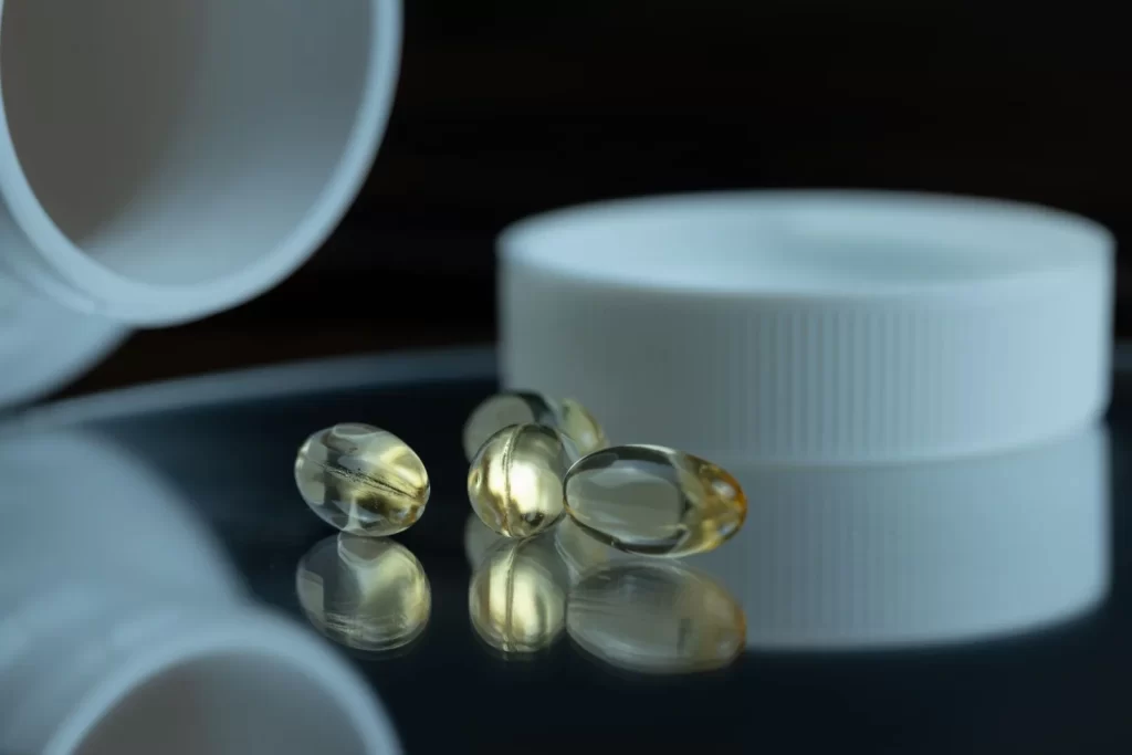 凝胶胶囊搭配白色瓶盖特写,健康补充剂主题