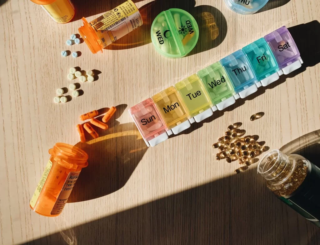 彩色药盒搭配药瓶和药片放在木质表面