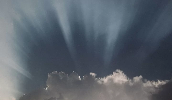 戏剧性阳光穿透云层,迷人天空景象