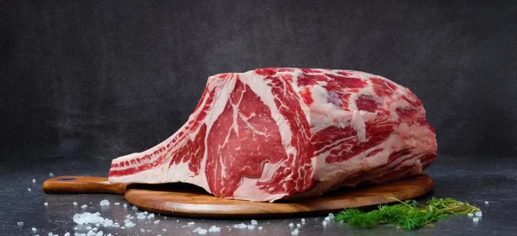 优质生牛肋眼肉放在木质砧板上,适合美食烹饪