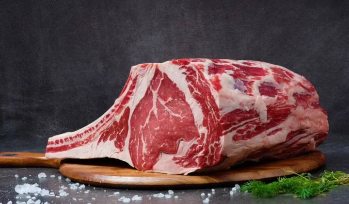 优质生牛肋眼肉放在木质砧板上,适合美食烹饪