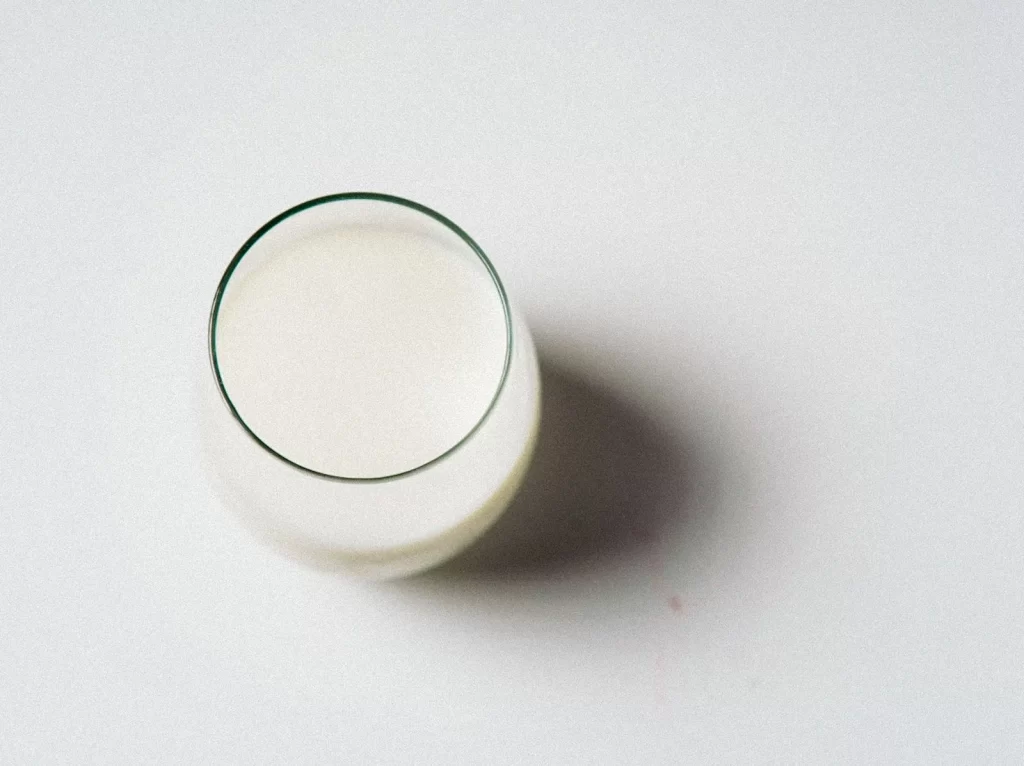 极简牛奶玻璃杯俯拍,白色背景