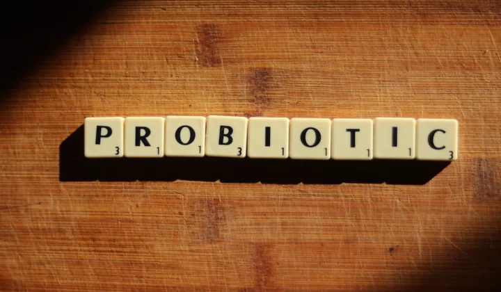 字母拼字块拼出"probiotic"字样,木质表面特写