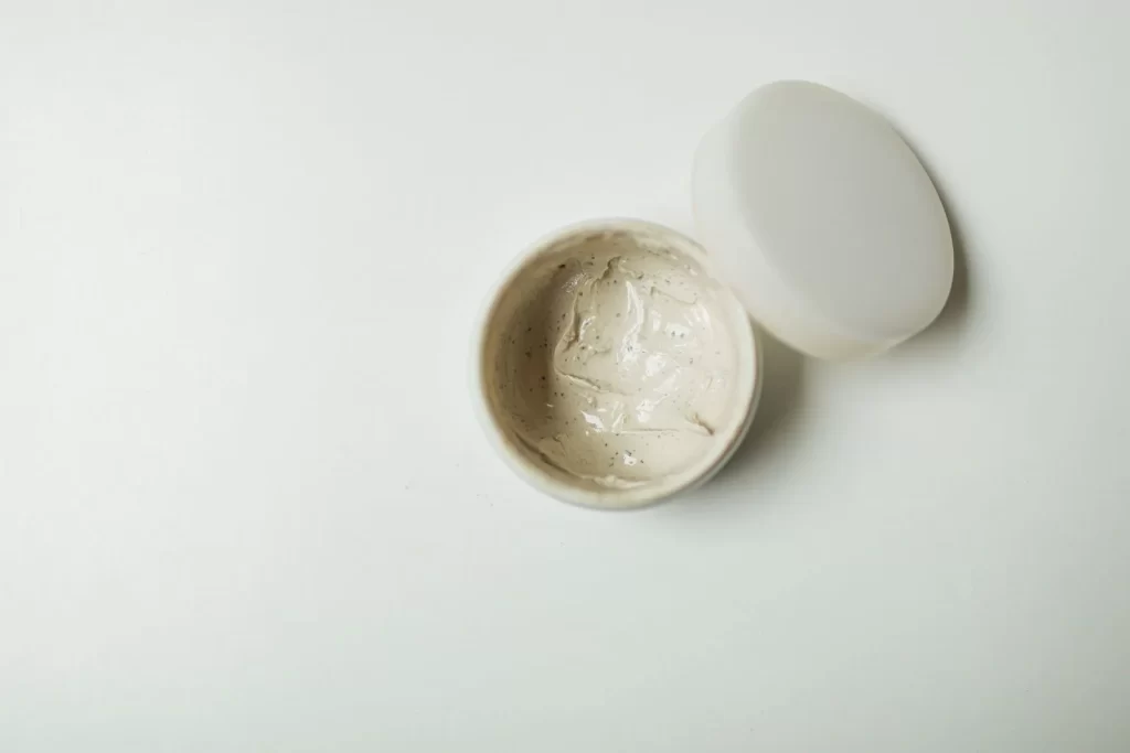 打开的乳霜罐特写,适合护肤品展示