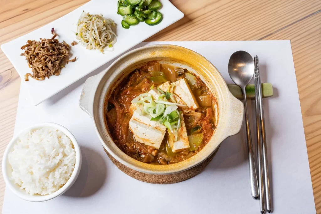 鲜艳健康素食豆腐炖菜搭配米饭和蔬菜
