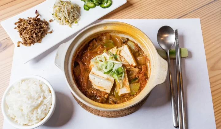 鲜艳健康素食豆腐炖菜搭配米饭和蔬菜