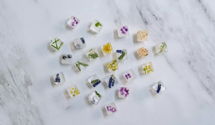 装饰性花朵冰块俯拍放在大理石背景上,清凉夏日饮品主题