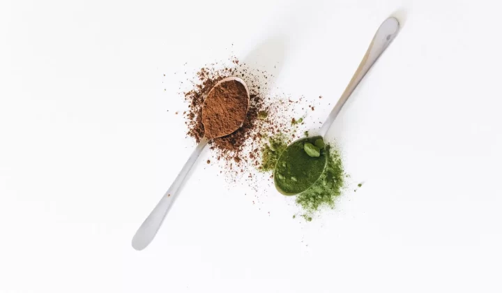 勺子装可可粉和抹茶粉特写,白色表面食品健康主题