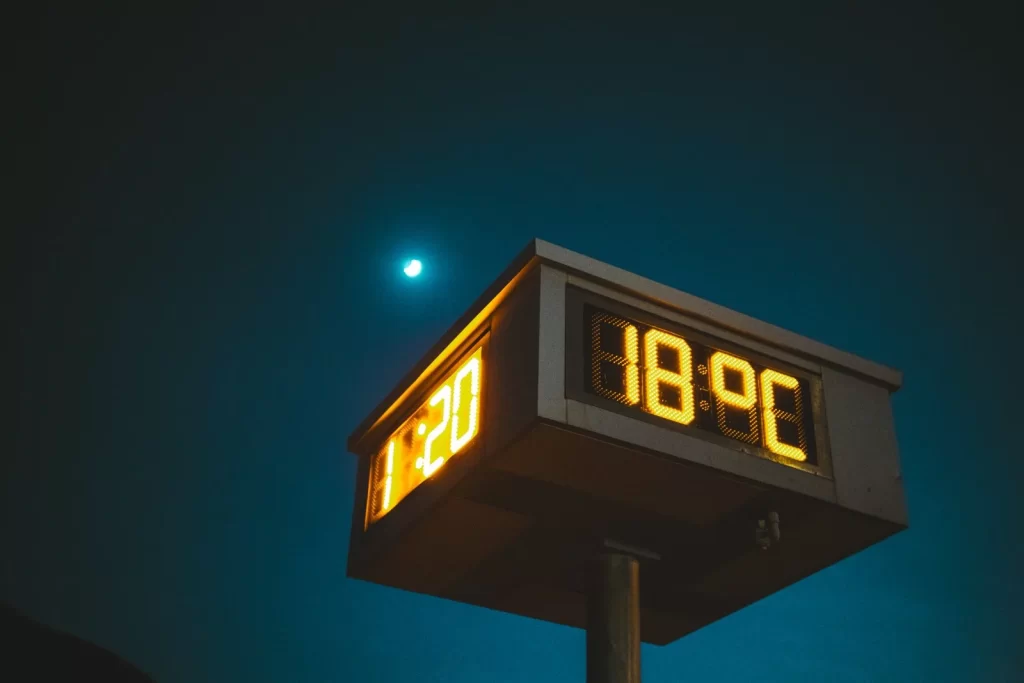 数字时钟显示时间和温度,夜空中可见月亮
