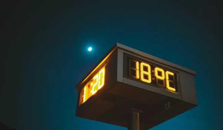 数字时钟显示时间和温度,夜空中可见月亮