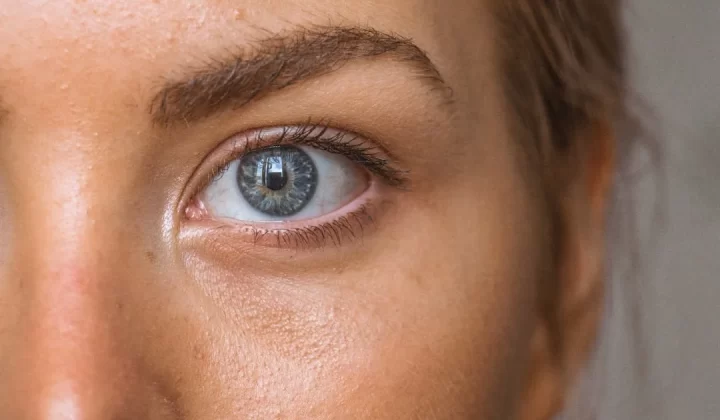 close-up photo of persons eye