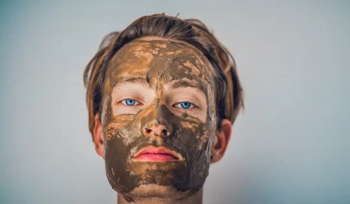 shallow focus photography of men's muddy face